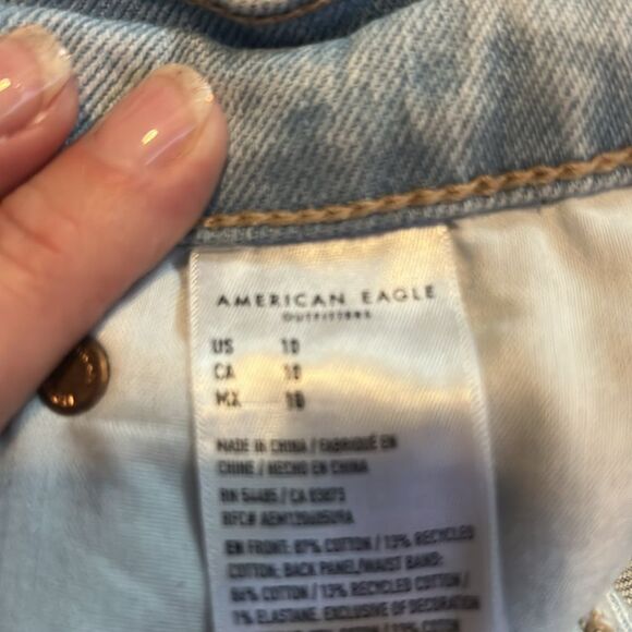 American Eagle Outfitters distressed Jean shorts~light wash - Picture 5 of 5